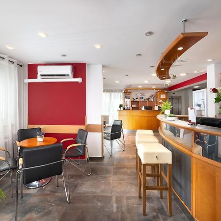 ברטיסלאבה Hotel Plus מראה חיצוני תמונה