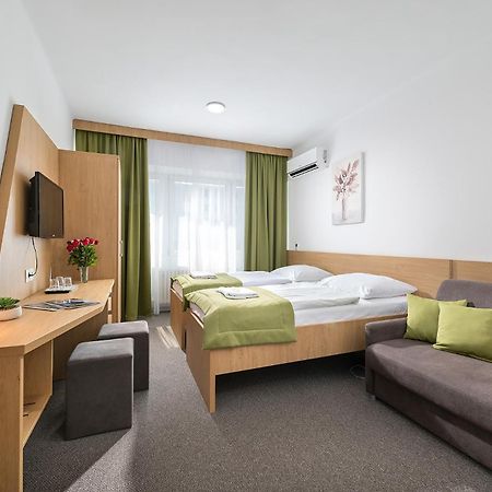 ברטיסלאבה Hotel Plus מראה חיצוני תמונה