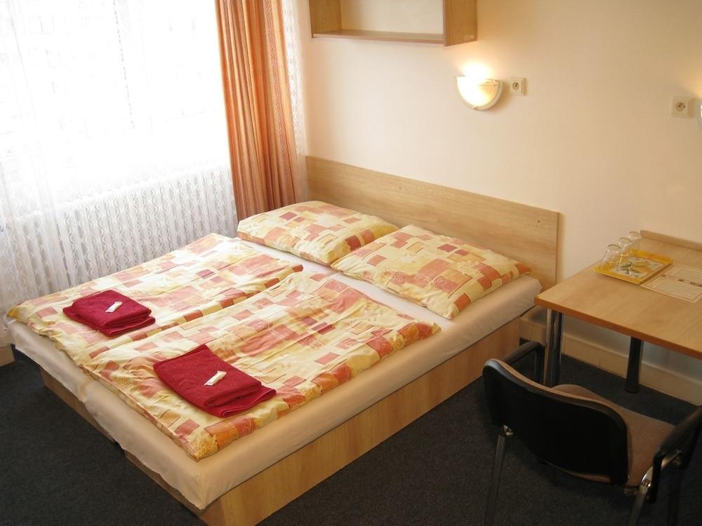 ברטיסלאבה Hotel Plus מראה חיצוני תמונה