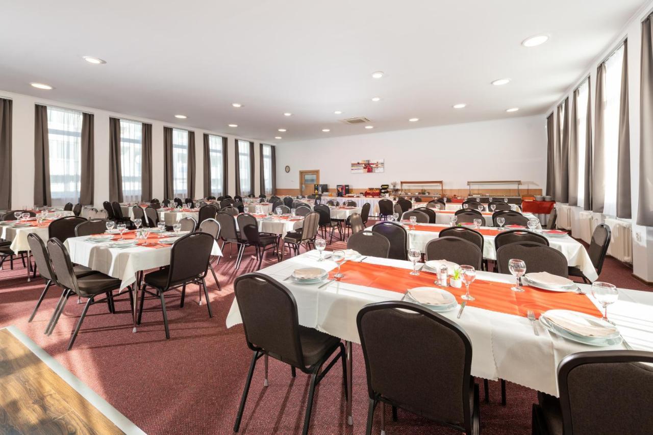 ברטיסלאבה Hotel Plus מראה חיצוני תמונה