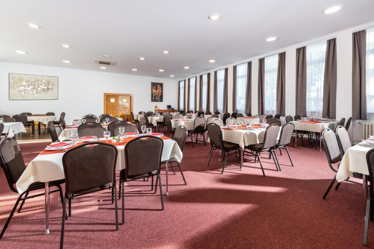 ברטיסלאבה Hotel Plus מראה חיצוני תמונה