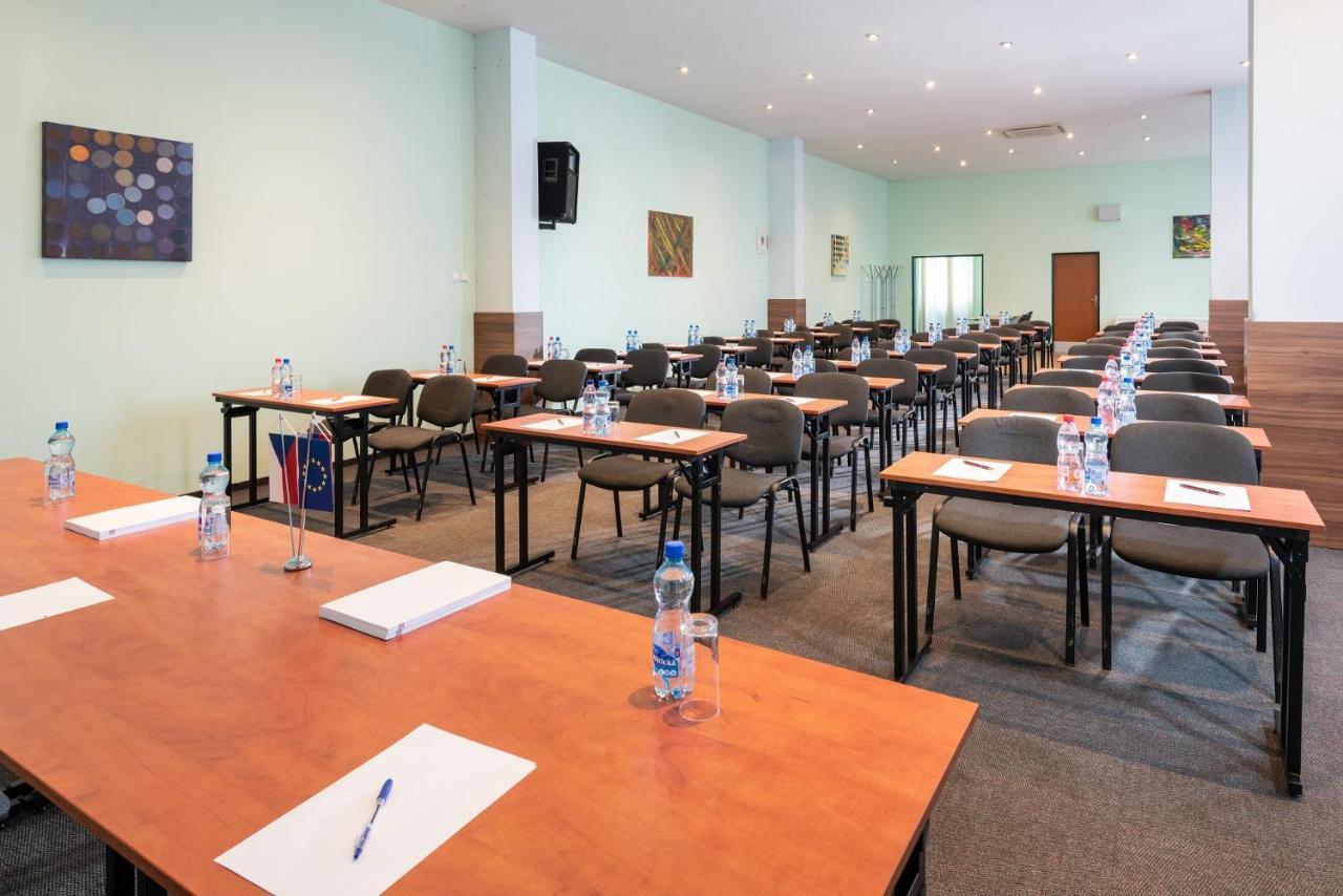 ברטיסלאבה Hotel Plus מראה חיצוני תמונה