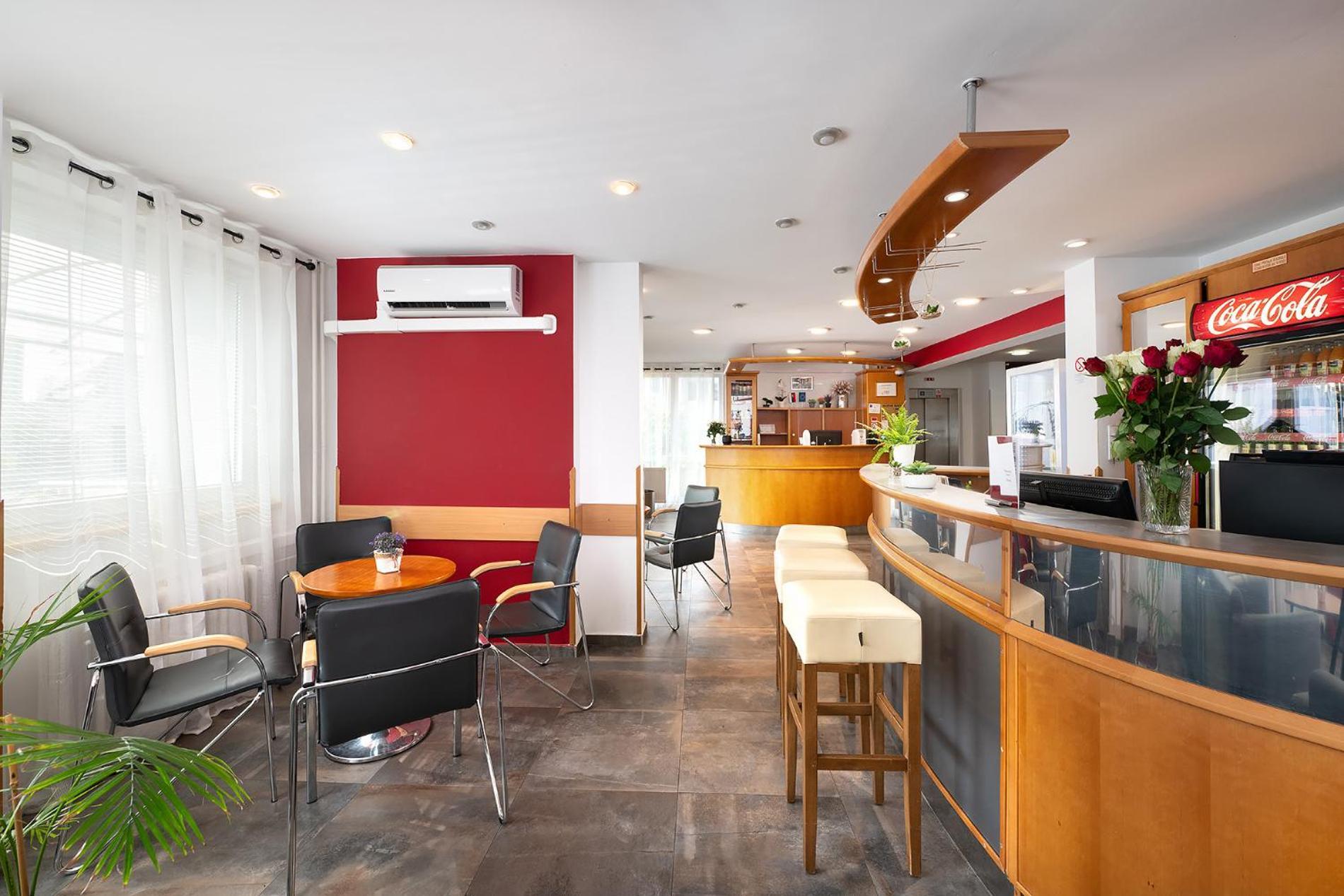 ברטיסלאבה Hotel Plus מראה חיצוני תמונה