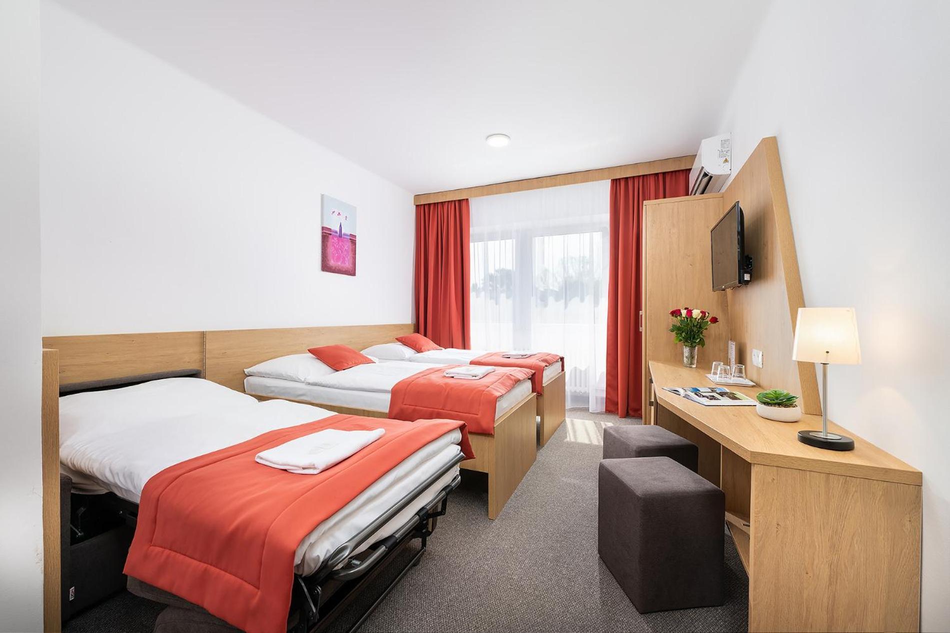 ברטיסלאבה Hotel Plus מראה חיצוני תמונה