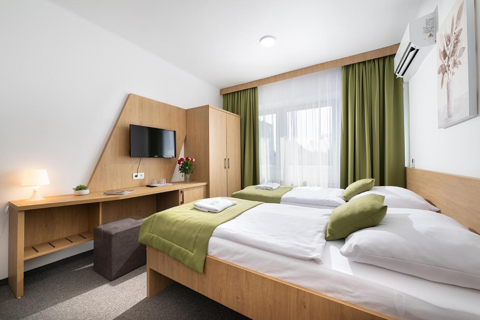 ברטיסלאבה Hotel Plus מראה חיצוני תמונה