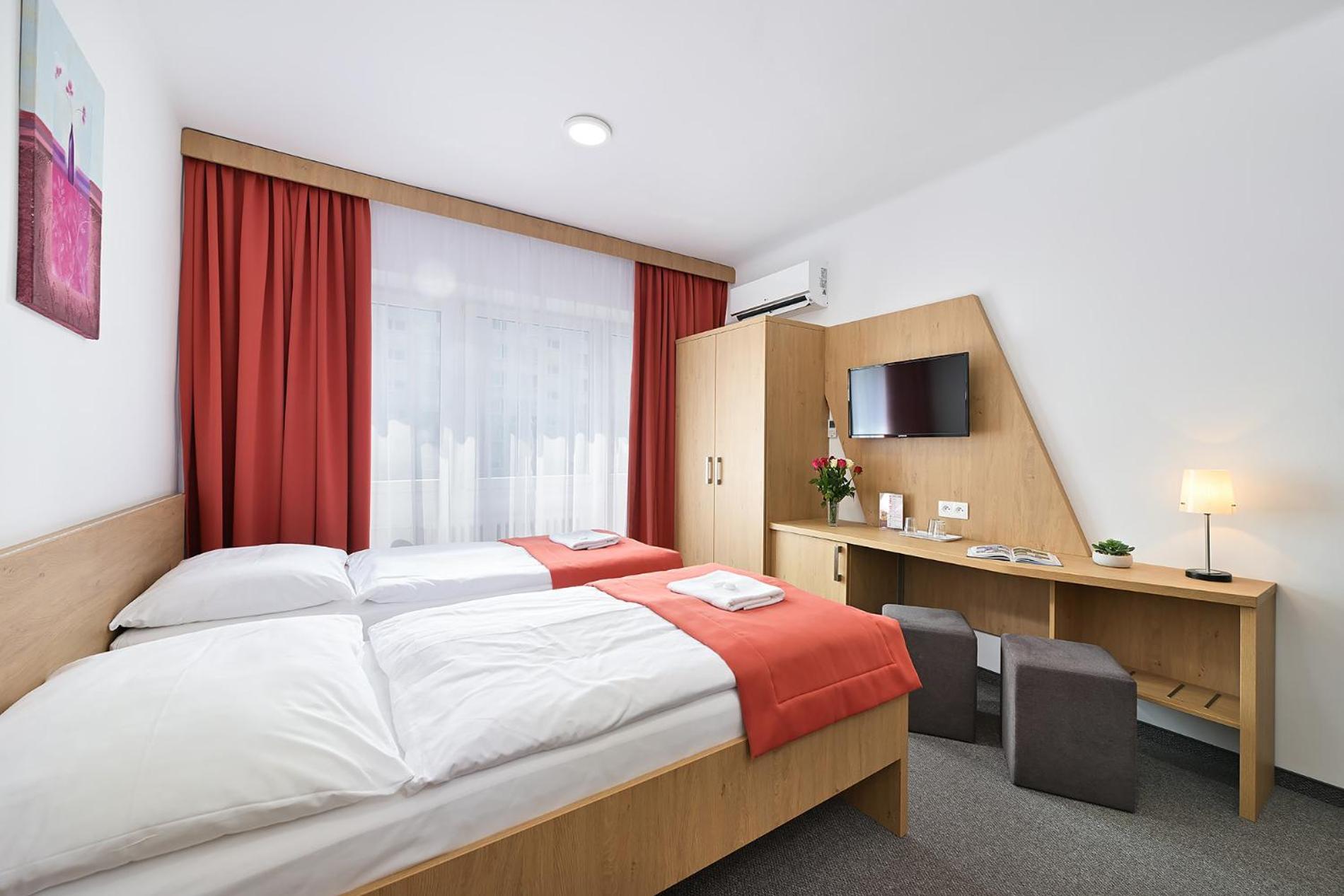 ברטיסלאבה Hotel Plus מראה חיצוני תמונה