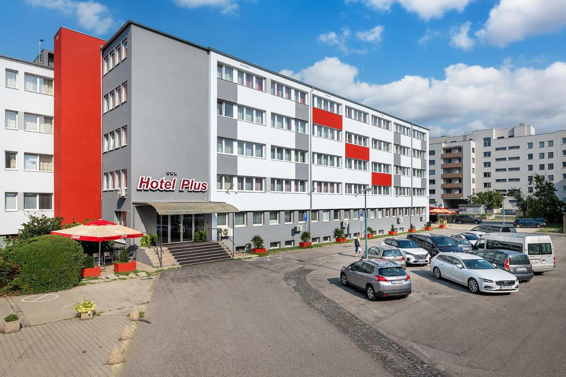 ברטיסלאבה Hotel Plus מראה חיצוני תמונה