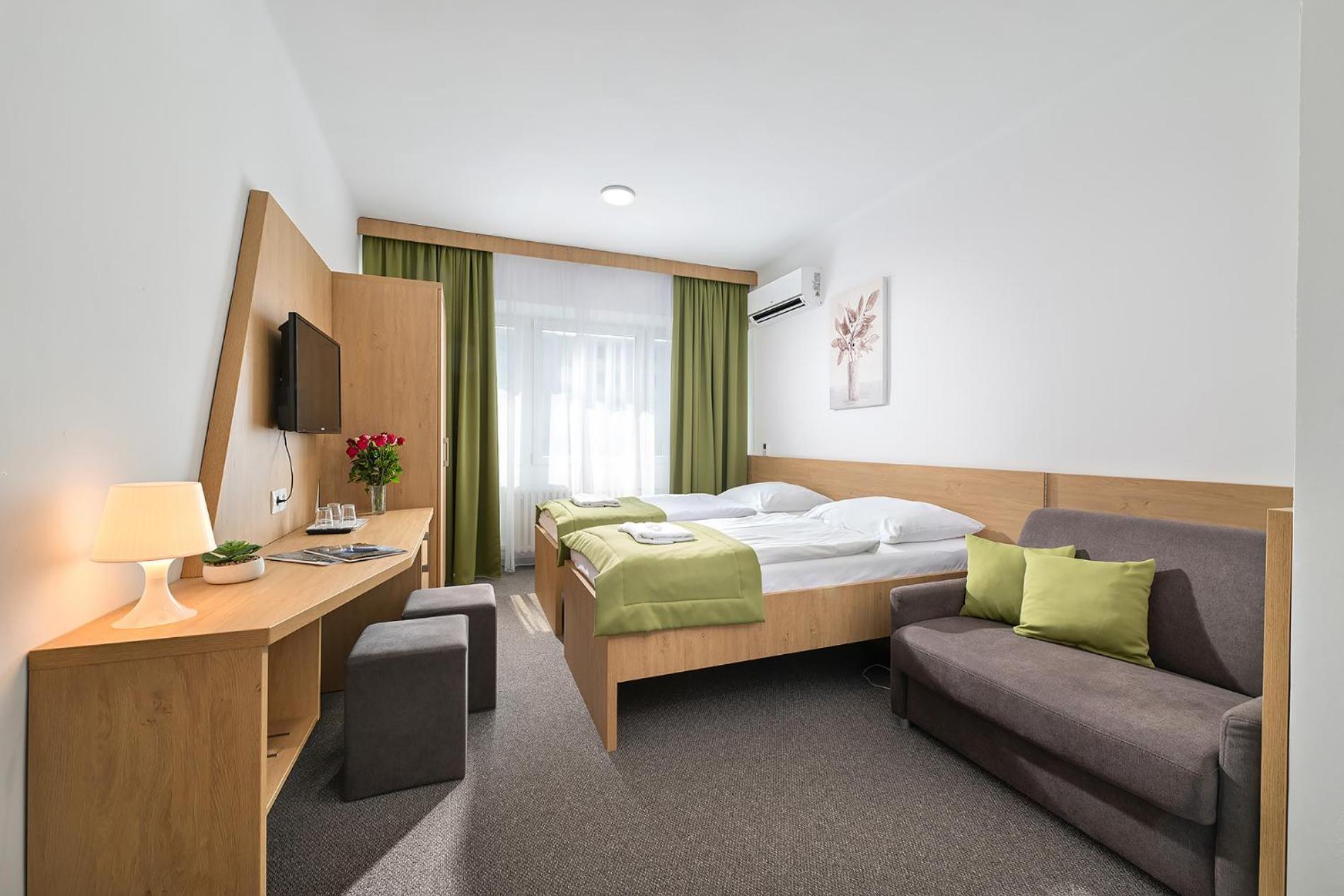 ברטיסלאבה Hotel Plus מראה חיצוני תמונה