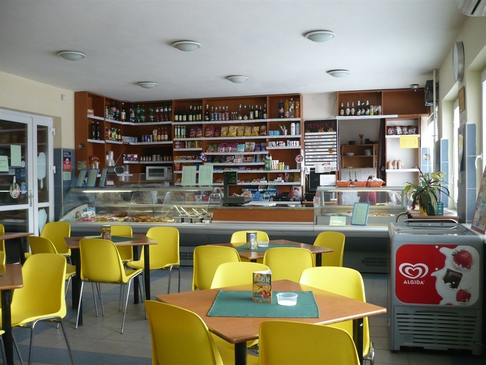 ברטיסלאבה Hotel Plus מראה חיצוני תמונה