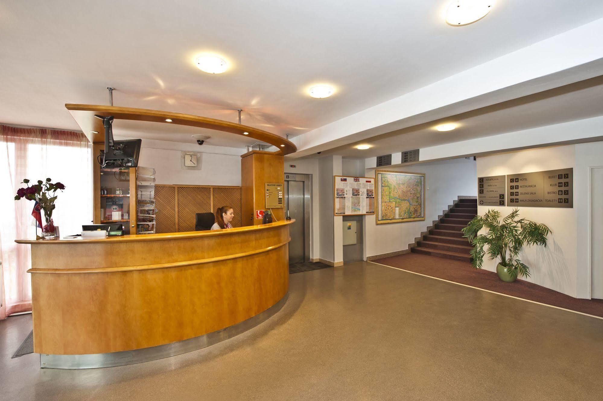 ברטיסלאבה Hotel Plus מראה חיצוני תמונה