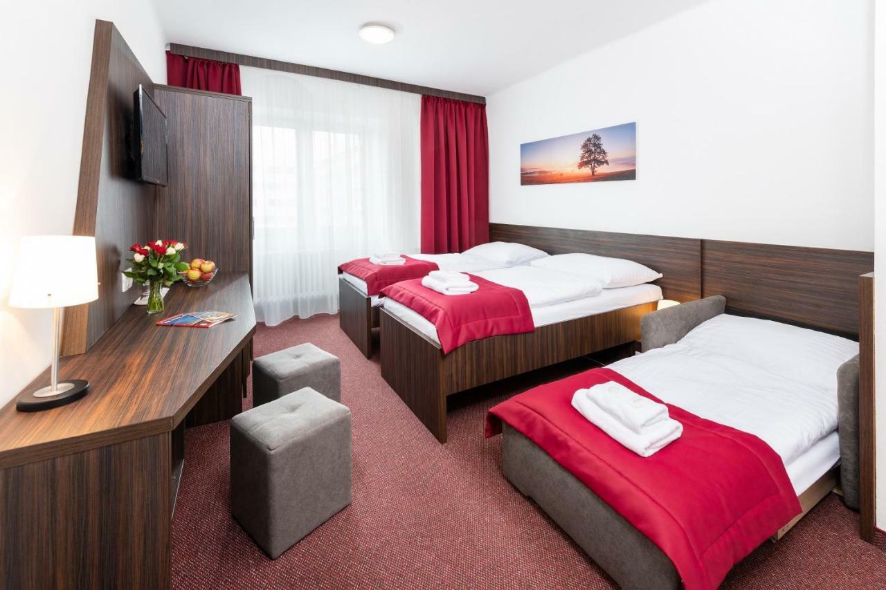 ברטיסלאבה Hotel Plus מראה חיצוני תמונה